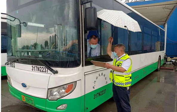 武漢公交多舉措應對強降雨天氣，保障市民安全出行(圖1)