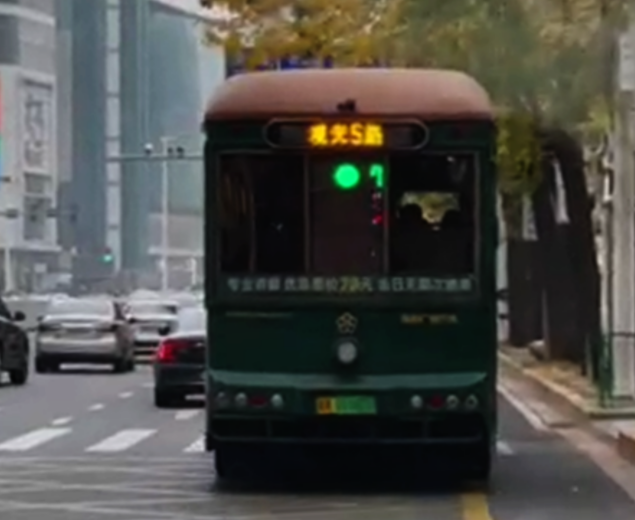 車(chē)尾“預(yù)報(bào)”前方路口紅綠燈？真的！ 這輛公交車(chē)變身“移動(dòng)交通信號(hào)燈”(圖1)